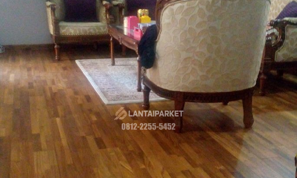 Kombinasi Warna Cat Lantai Parket Terbaik 2026 1 Kursi santai di atas lantai parket kayu