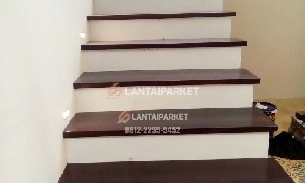 Tangga Kayu Kediri: Papan Jati Perhutani, Railing dan Jasa Pasang 2 Papan trap kayu gelap dengan riser putih pada tangga beton rumah