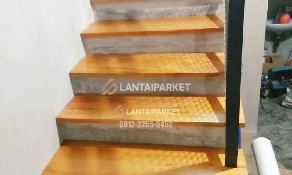 Tangga Kayu Kediri: Papan Jati Perhutani, Railing dan Jasa Pasang 5 Papan trap kayu dipasang di atas anak tangga beton saat proses pemasangan