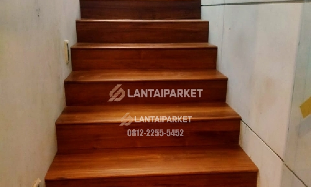 Tangga Kayu Kediri: Papan Jati Perhutani, Railing dan Jasa Pasang 1 Tangga beton dilapis papan trap dan riser kayu hasil pasang tim LantaiParket.id