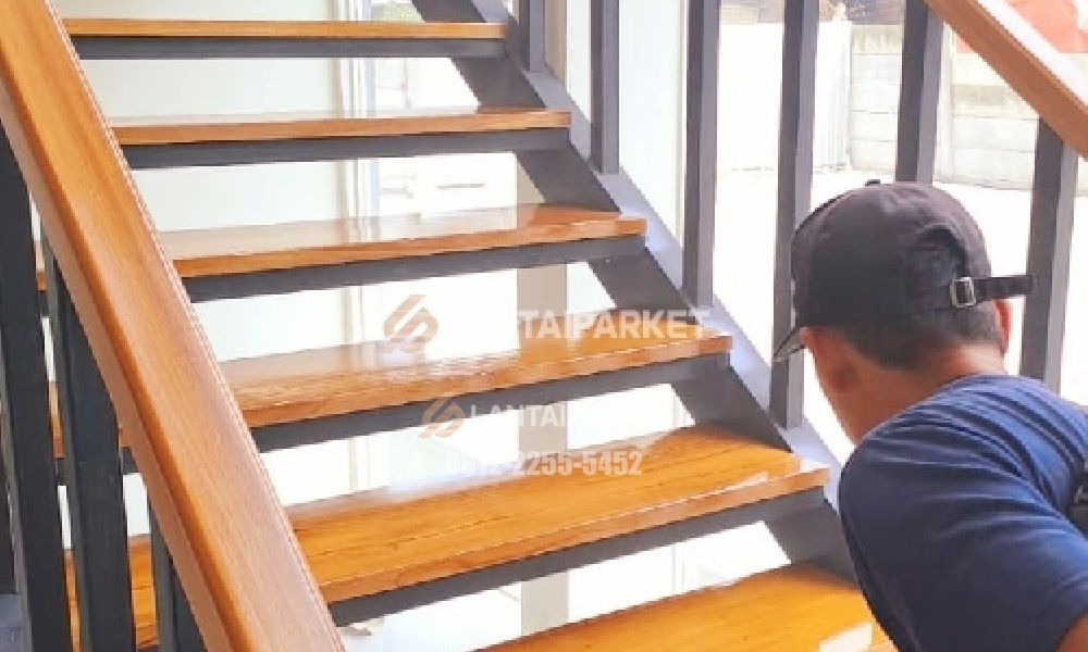 Tangga Kayu Kediri: Papan Jati Perhutani, Railing dan Jasa Pasang 3 Pemasangan trap kayu di atas rangka tangga besi dengan pegangan kayu