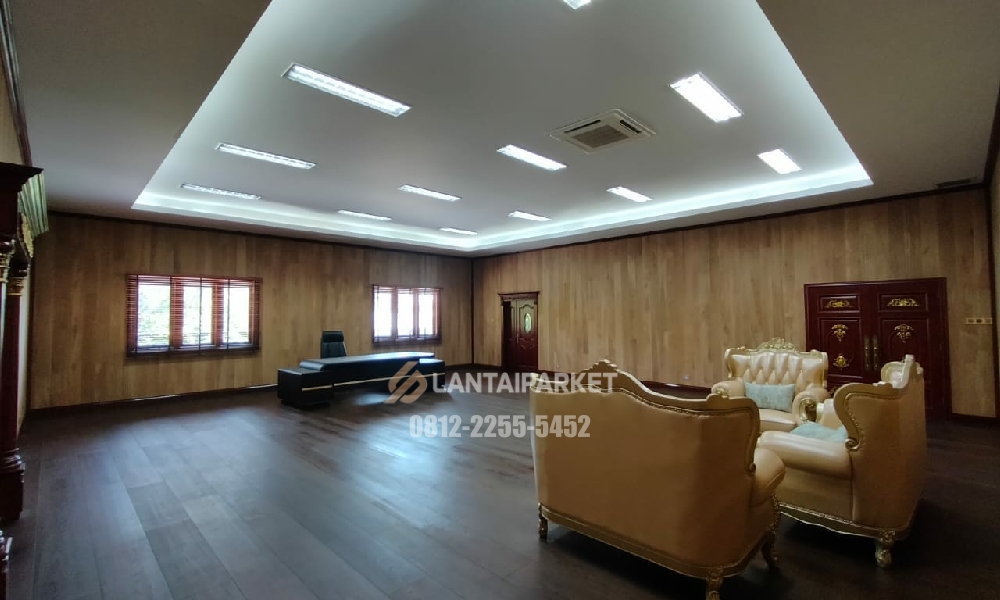 Merk Lantai Parket Terbaik 2026: Parket Interwood, Kendo, Teka, Selgrid, dan Lainnya 1 Ruang serbaguna berlantai parket kayu