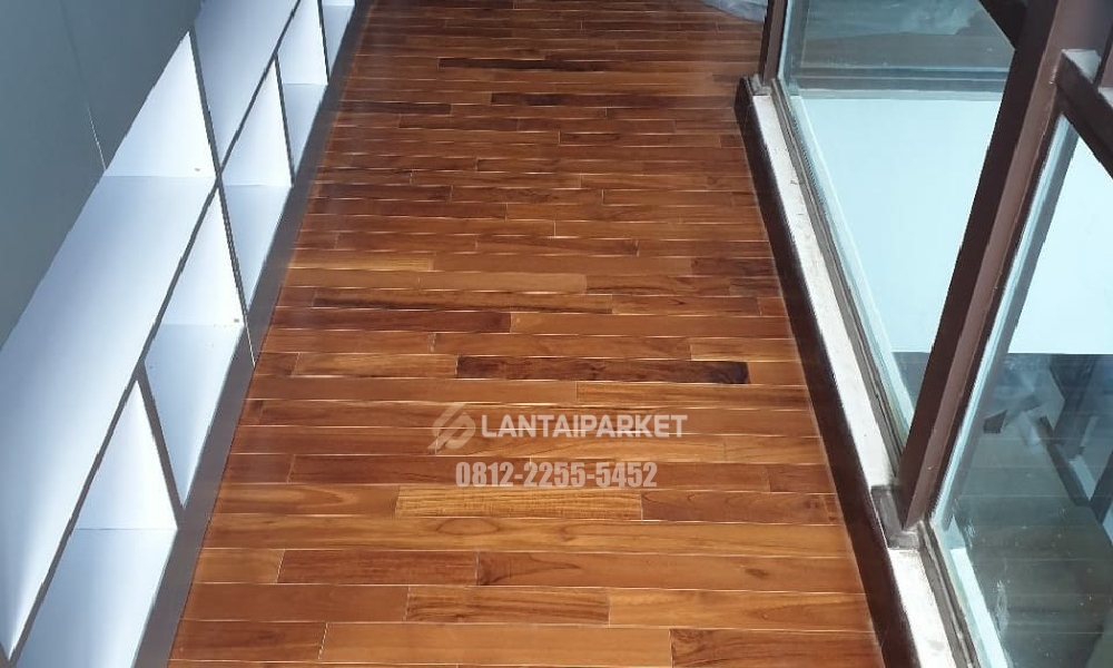 Warna Lantai Parket yang Bagus 2026: Dari Parket Putih, Abu-abu, sampai Kayu Gelap 1 Lantai parket kayu warna gelap di lorong rumah