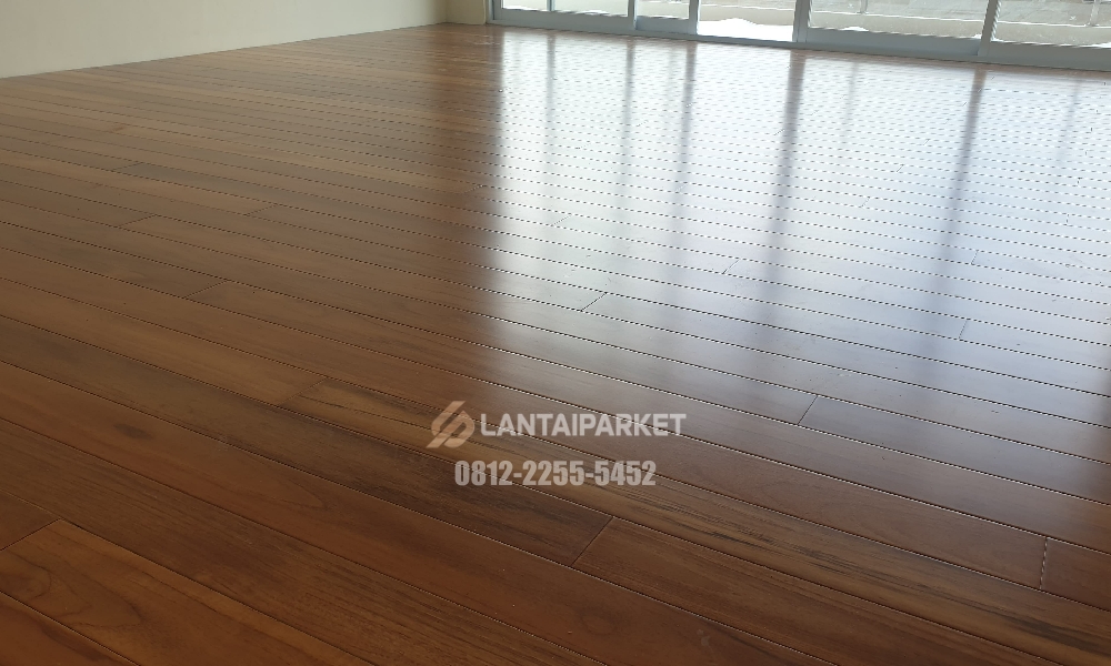 Keramik Parket atau Lantai Parket Kayu Asli: Panduan Memilih 2026 1 Lantai parket kayu coklat mengkilap di ruangan kosong