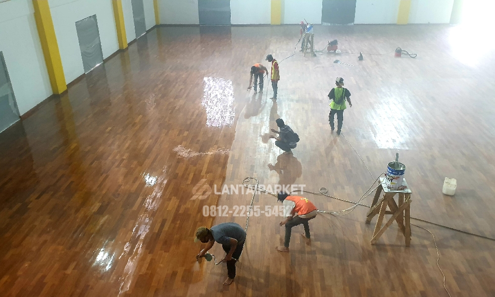 Lantai Lapangan Basket Indoor dan Outdoor: Jenis, Sistem Kayu, dan Standar FIBA 2026 2 Tim LantaiParket.id mengamplas dan merapikan lantai kayu lapangan basket indoor