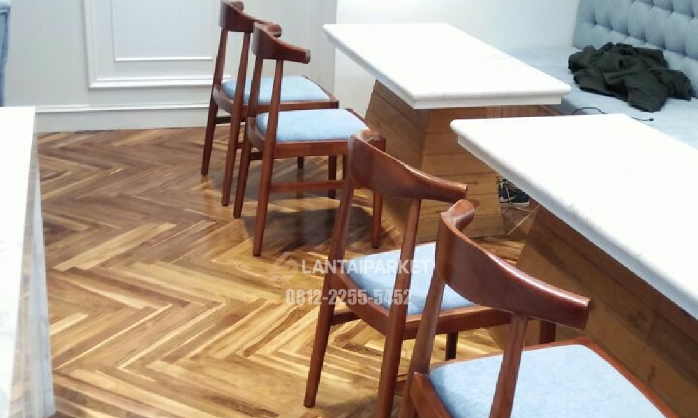 Ketahanan Lantai Parket: Tips & Jasa Pasang Ahli 2026 1 Kafe dengan kursi kayu di atas lantai parket