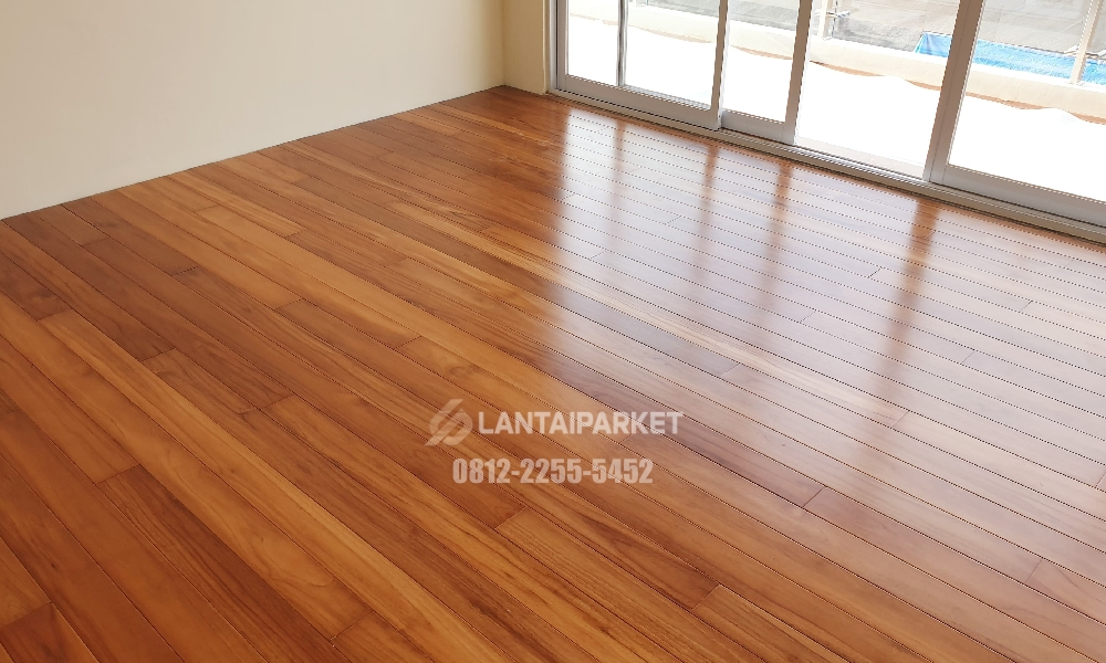 Lantai Kayu Bali 2026: Harga Decking Villa, Parket dan Jasa Pasang 3 Lantai parket kayu papan panjang di ruangan terang dengan pintu kaca lebar
