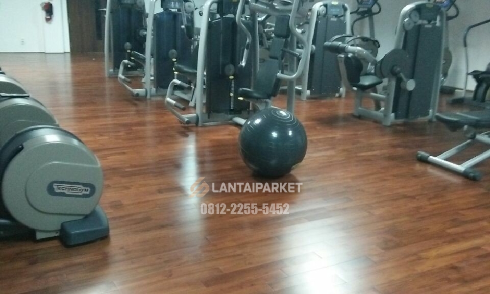 Jasa Pasang Lantai Parket Gym Profesional 2026 1 Ruang gym berlantai parket kayu