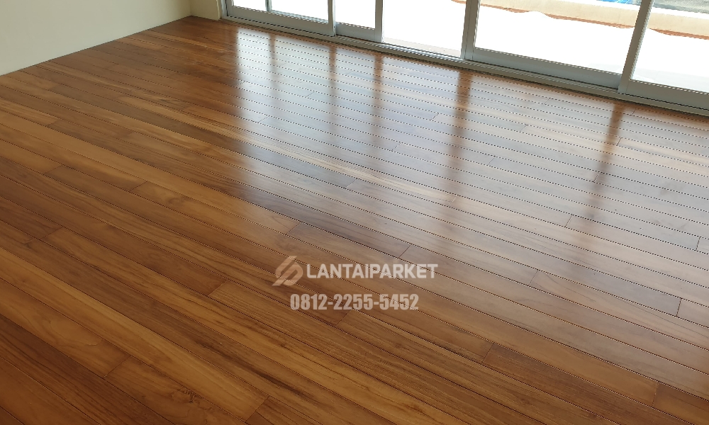 Lantai Parket Sidoarjo: Harga, Jasa Pasang, dan Area Kecamatan 2 Lantai parket kayu papan panjang di ruangan dengan pintu kaca
