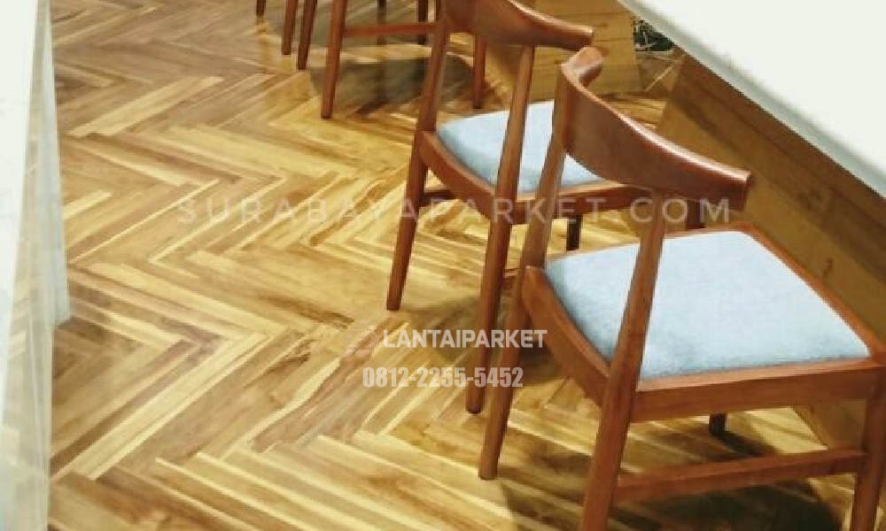 Lantai Herringbone: Harga per m2 SPC dan Parket Jati, Bedanya dengan Chevron 3 Sudut lain lantai parket jati herringbone di kafe, terlihat arah zigzag papan di bawah kursi