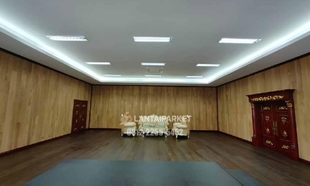 Distributor Lantai Parket Jakarta Terbaik 2026 1 Aula berlantai parket kayu dengan dinding kayu