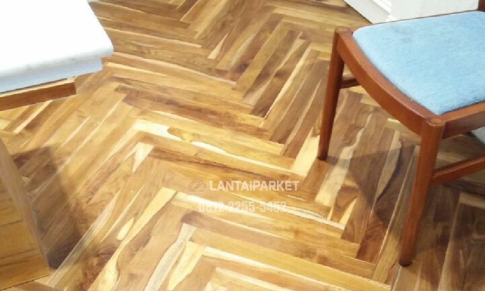Lantai Herringbone: Harga per m2 SPC dan Parket Jati, Bedanya dengan Chevron 1 Lantai parket jati motif herringbone terpasang di area kafe dengan kursi kayu