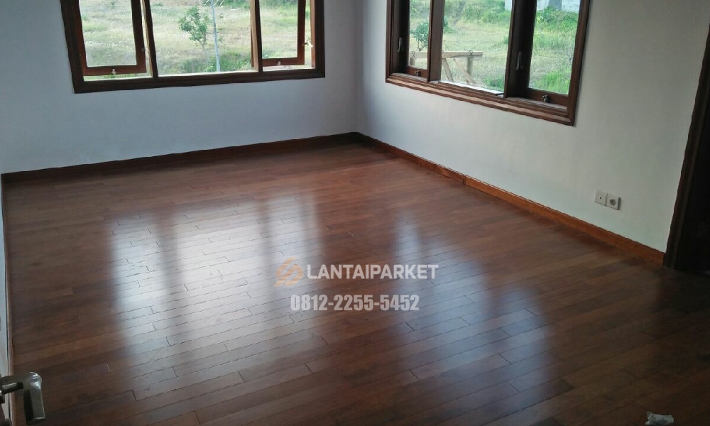 Lantai Parket vs Granit: Mana yang Terbaik untuk Anda? 1 Lantai parket kayu di ruangan berjendela putih