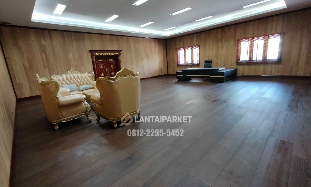 Jasa Pasang Parket Kantor Profesional & Bergaransi 2026 1 Ruang kerja berlantai parket kayu