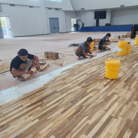 lantai kayu lapangan basket, lantai parket lapangan basket, lantai basket indoor, lantai kayu jati, lantai kayu solid, flooring basket surabaya, lapangan basket sekolah, kontraktor lantai kayu surabaya, proyek lapangan basket surabaya, sport flooring FIBA, lantai parket indoor, jasa pasang lantai basket, lantai basket sekolah internasional