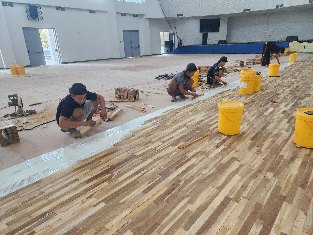 Lantai parket kayu solid untuk aula serbaguna dan lapangan olahraga indoor