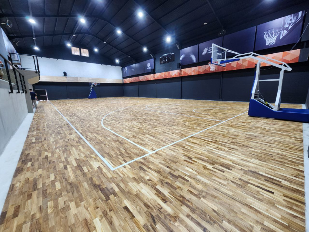 Lantai Lapangan Basket: Panduan Lengkap Jenis, Harga & Tips Memilih 4 lantai basket indoor