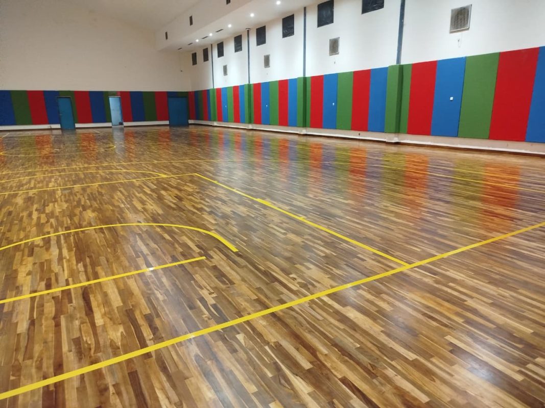 Lantai Kayu Lapangan Basket di Singapore Intercultural School (SIS) Surabaya.