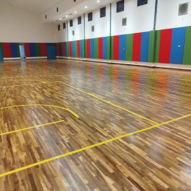 Warna Lapangan Basket: Standar FIBA, Kombinasi Indoor, Outdoor dan Garis di Parket 2026 2 Lantai Kayu Lapangan Basket di Singapore Intercultural School (SIS) Surabaya.