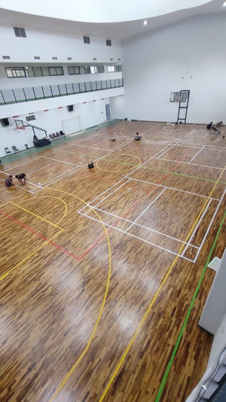 Pemasangan Lantai Lapangan Basket Kayu Premium di Singapore Intercultural School Surabaya Pemasangan Lantai Lapangan Basket Kayu Premium di Singapore Intercultural School Surabaya