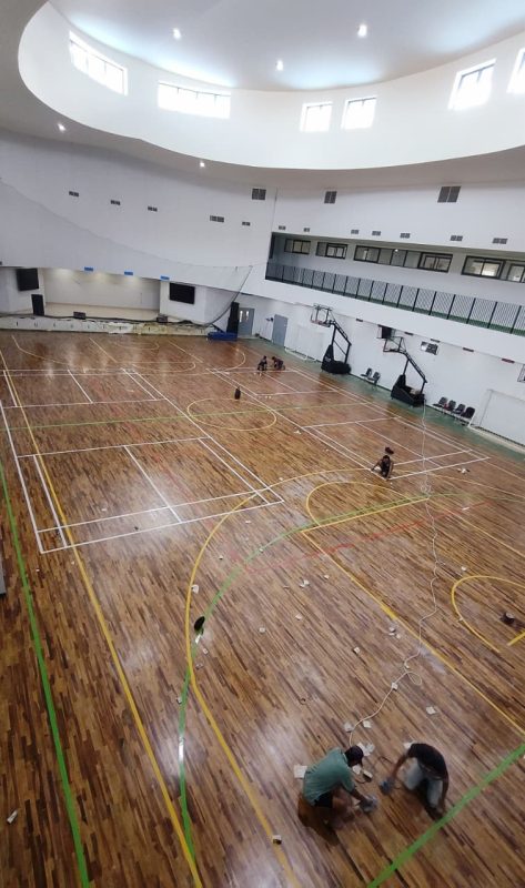 Pengerjaan Lantai Kayu Lapangan Basket di Sekolah Internasional Surabaya Singapore Intercultural School Pengerjaan Lantai Kayu Lapangan Basket di Sekolah Internasional Surabaya Singapore Intercultural School