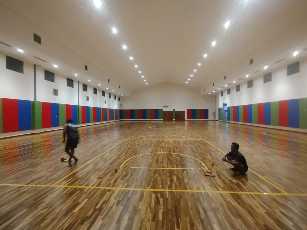 Suasana pengerjaan tim di lapangan SIS Surabaya dengan detail pemasangan yang teliti