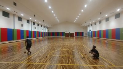 Suasana pengerjaan tim di lapangan SIS Surabaya dengan detail pemasangan yang teliti