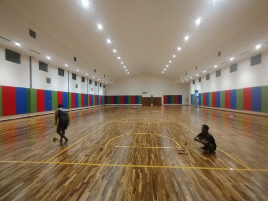Jasa Pembuatan Lapangan Basket Indoor Lantai Kayu: Biaya 2026 dan Alur Proyek 4 Suasana pengerjaan tim di lapangan SIS Surabaya dengan detail pemasangan yang teliti