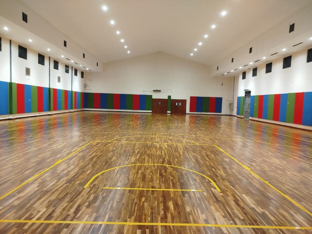 Tampilan akhir lapangan indoor yang siap digunakan untuk pertandingan maupun kegiatan olahraga siswa