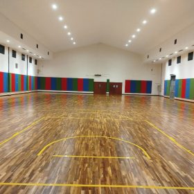 Lantai Lapangan Basket Indoor dan Outdoor: Jenis, Sistem Kayu, dan Standar FIBA 2026 1 Tampilan akhir lapangan indoor yang siap digunakan untuk pertandingan maupun kegiatan olahraga siswa