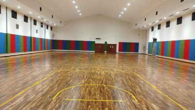Tampilan akhir lapangan indoor yang siap digunakan untuk pertandingan maupun kegiatan olahraga siswa