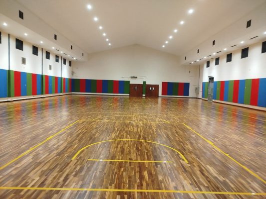 Jasa Pembuatan Lapangan Basket Indoor Lantai Kayu: Biaya 2026 dan Alur Proyek 5 Tampilan akhir lapangan indoor yang siap digunakan untuk pertandingan maupun kegiatan olahraga siswa