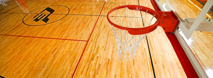 Pemasangan lantai lapangan basket kayu yang rapi dan indah