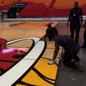 Proses finishing lantai kayu lapangan basket agar terlihat aesthetic