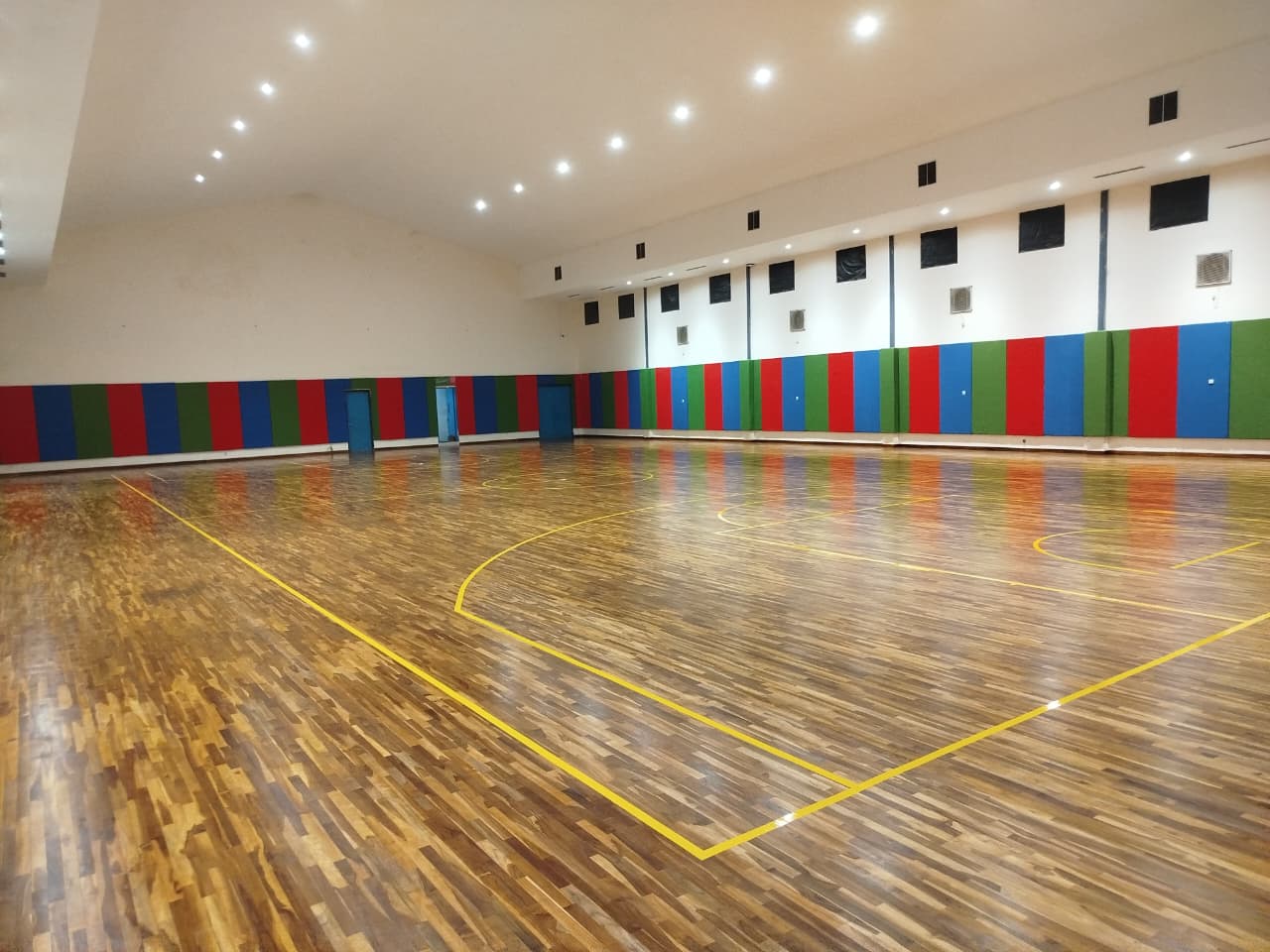 Pemasangan Lantai Parket Lapangan Basket di Surabaya Pemasangan Lantai Parket Lapangan Basket di Surabaya