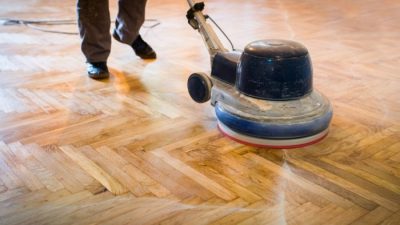 Perawatan harian lantai parket lapangan basket