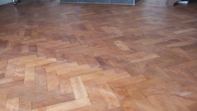 Cara Mengatasi Pengelupasan Lapisan Finishing pada Lantai Parket Lapangan Basket