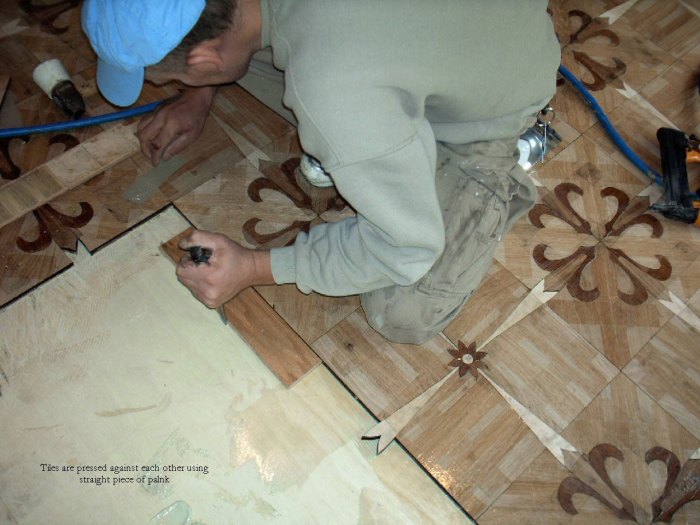 Parquet Flooring Installation Pemasangan garis warna dan logo pada lantai parket