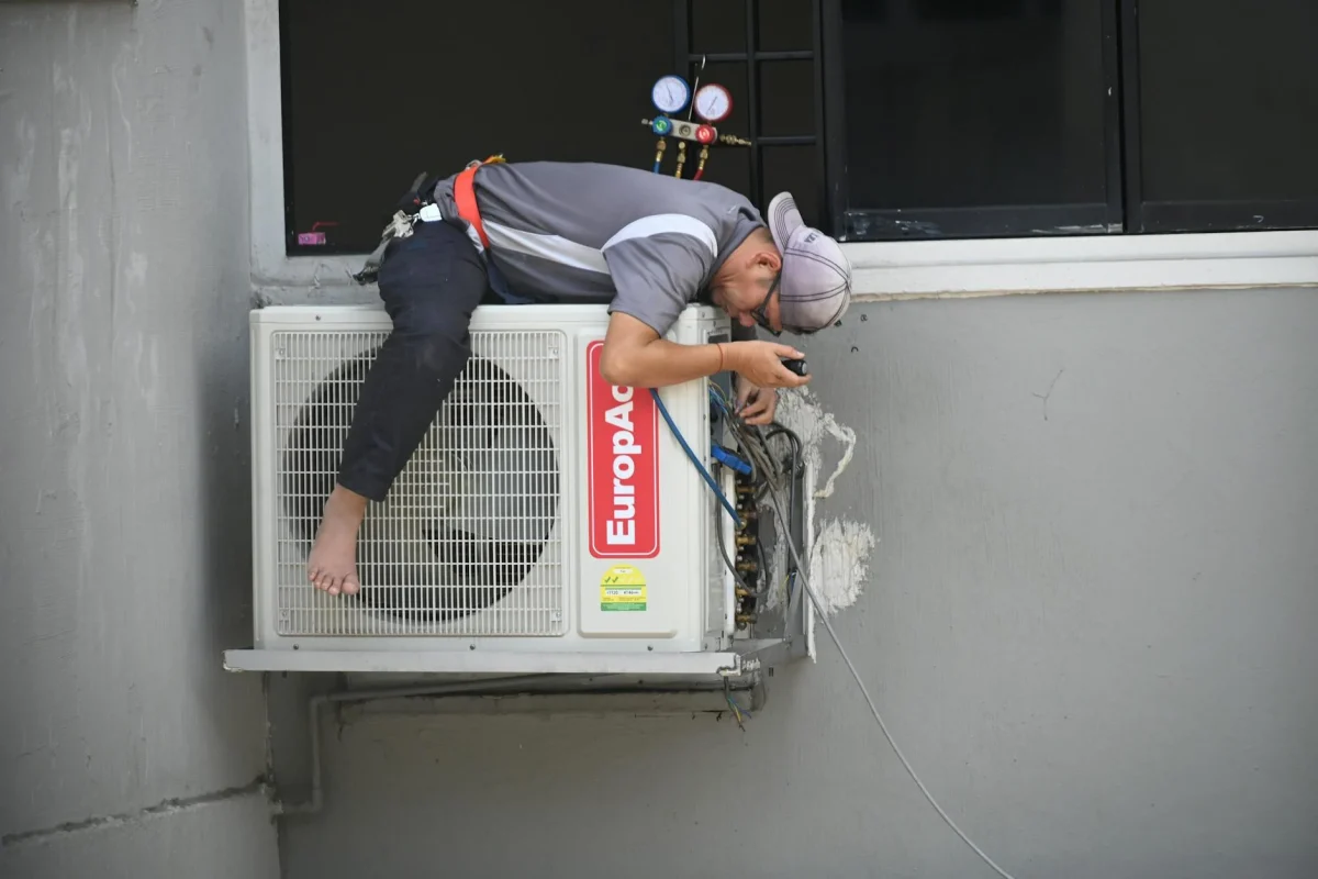 Foto oleh Richard Low Hong di Pexels Air Conditioner Floor Maintenance