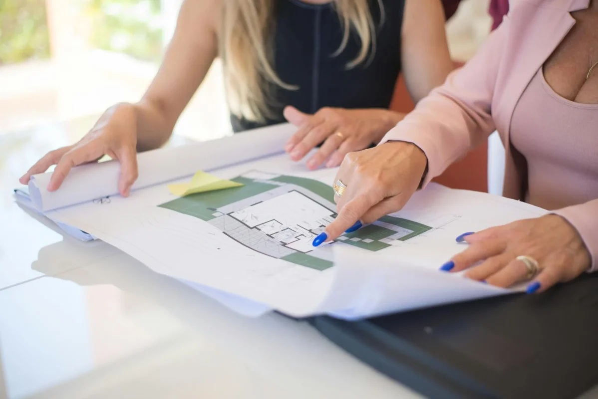 Foto oleh Kampus Production di Pexels Architectural Plan Business Meeting