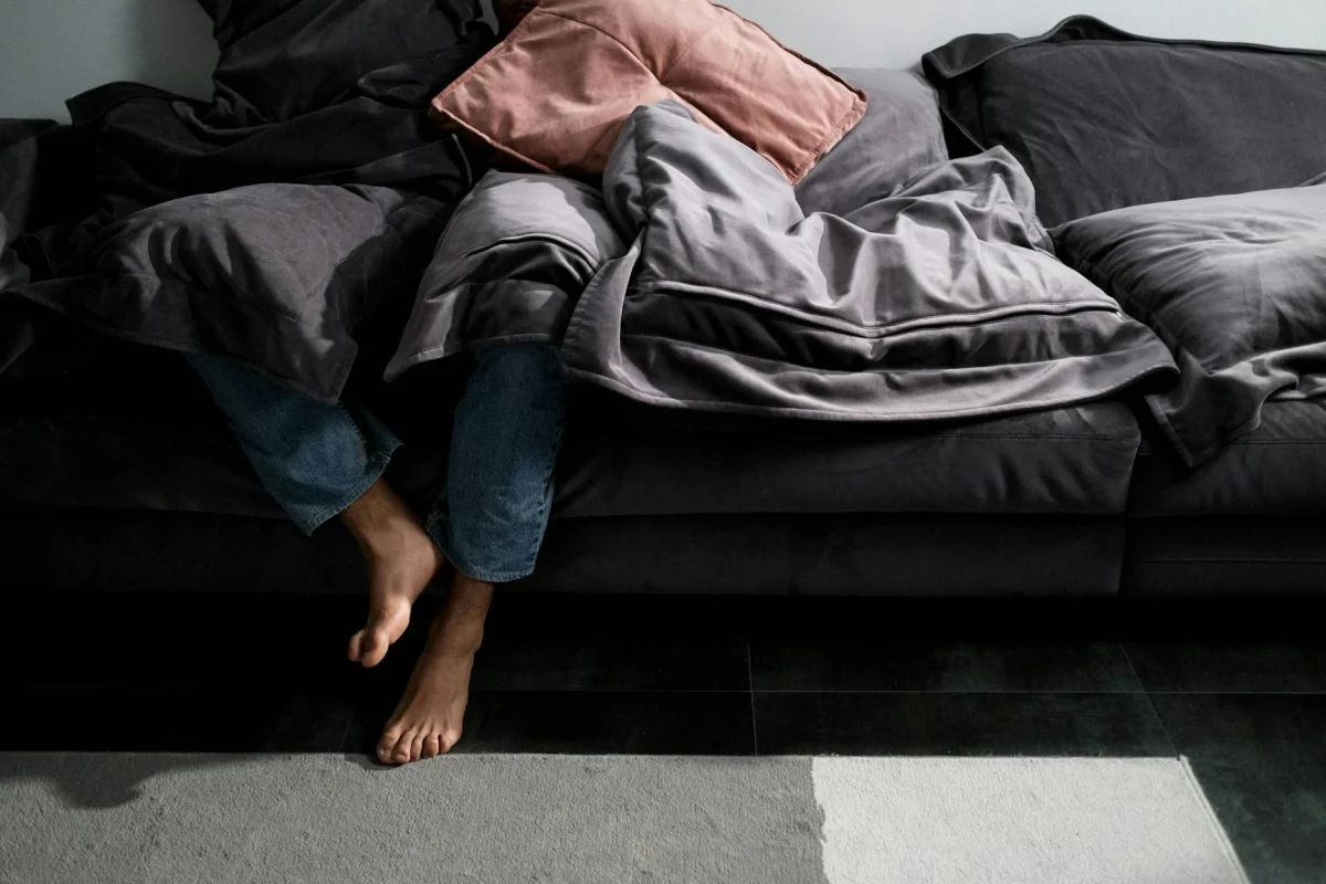 Bagusan Mana Lantai Parket Kayu atau Granit? Cek Panduannya 2 Bare Feet On Floor Comfortable Home