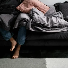 Bagusan Mana Lantai Parket Kayu atau Granit? Cek Panduannya 9 Bare Feet On Floor Comfortable Home