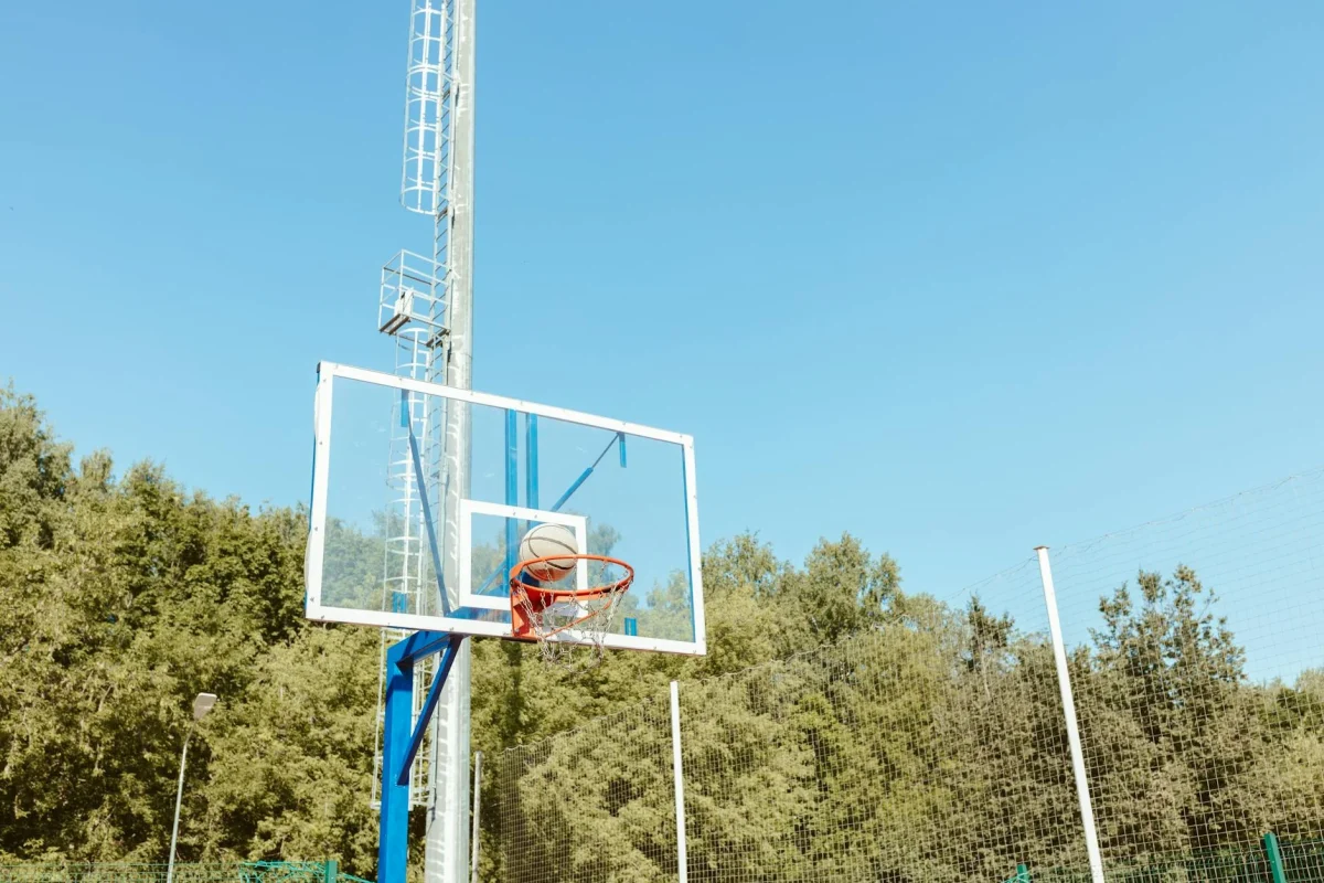 Foto oleh Yaroslav Shuraev di Pexels Basketball Backboard Glass Backboard