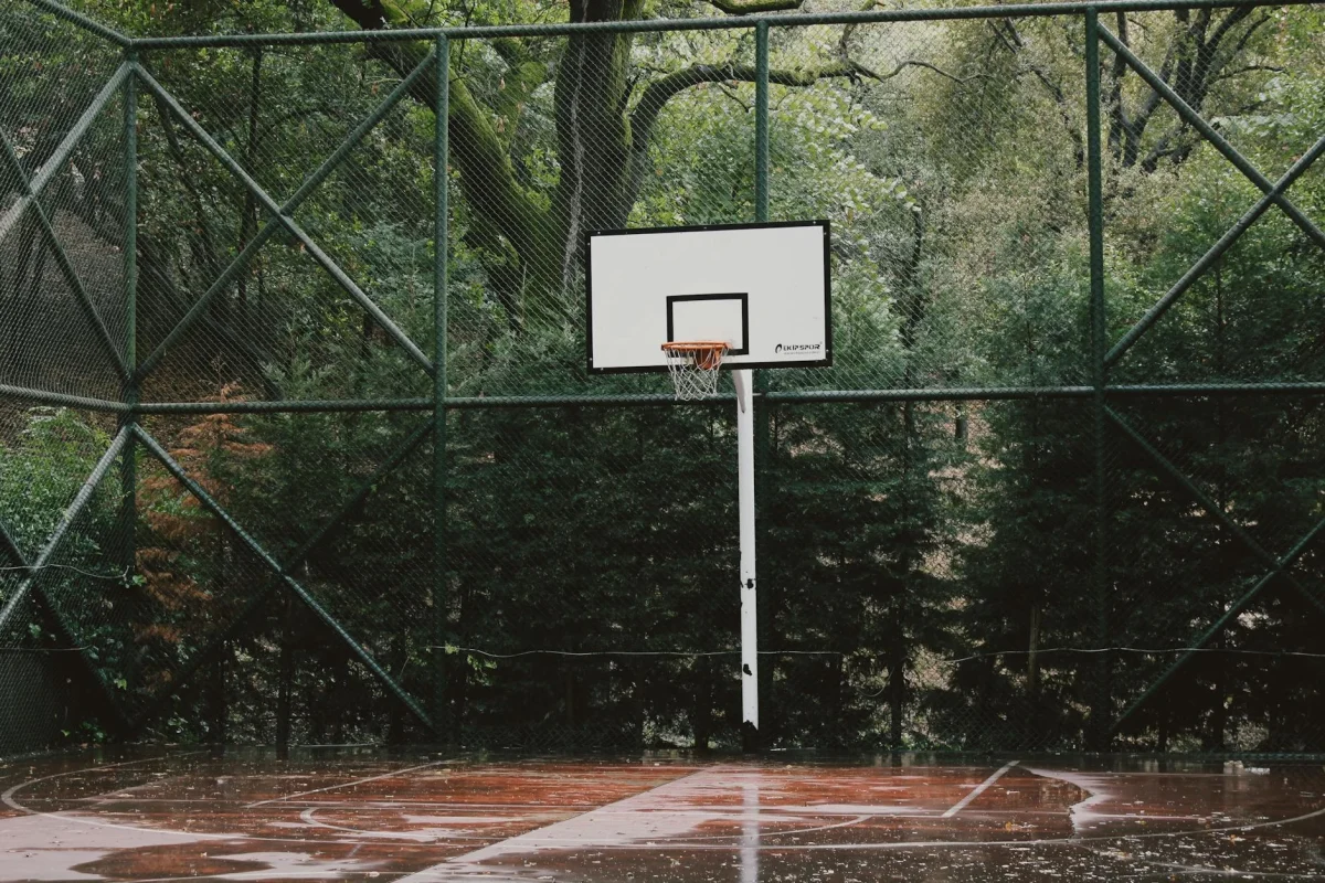 Foto oleh Gülsüm Şener di Pexels Basketball Court Damaged Wood