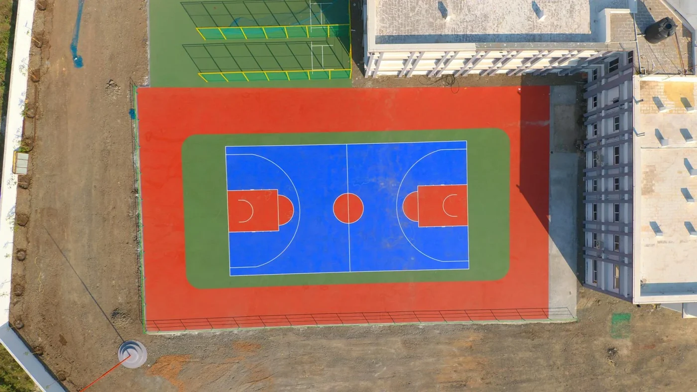 Foto oleh Prakash Chavda di Pexels Basketball Court Synthetic Wood Flooring