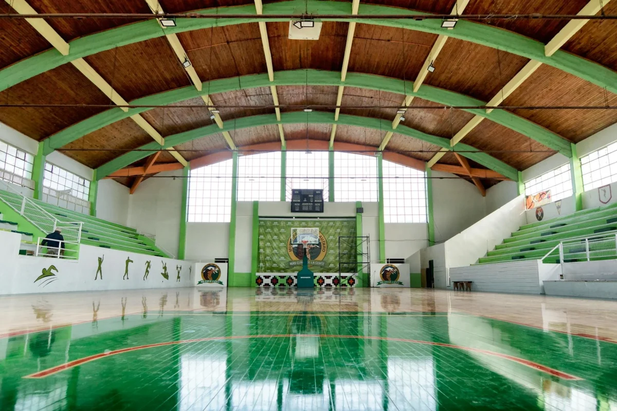 Lantai Basket Kayu vs Interlocking: Mana yang Terbaik? 2026 1 Basketball Court Wood Hardwood Floor