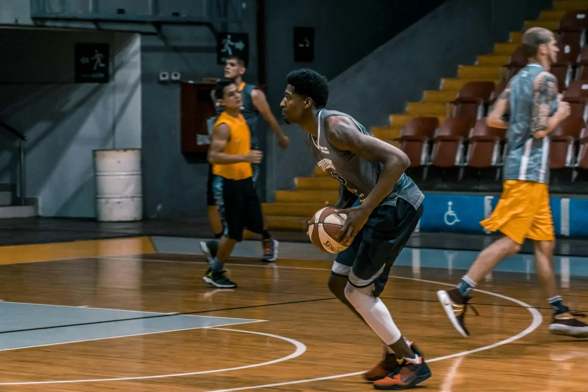 Shock Absorption Lantai Basket: Jasa Pasang Profesional 2026 1 Basketball Player Injury Hard Floor