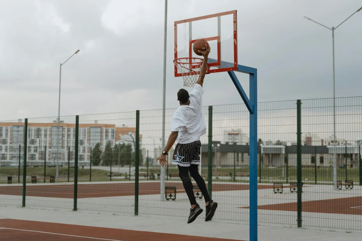 Lantai Basket Kayu vs Interlocking: Mana yang Terbaik? 2026 3 Basketball Player Jumping Sports Injury Prevention