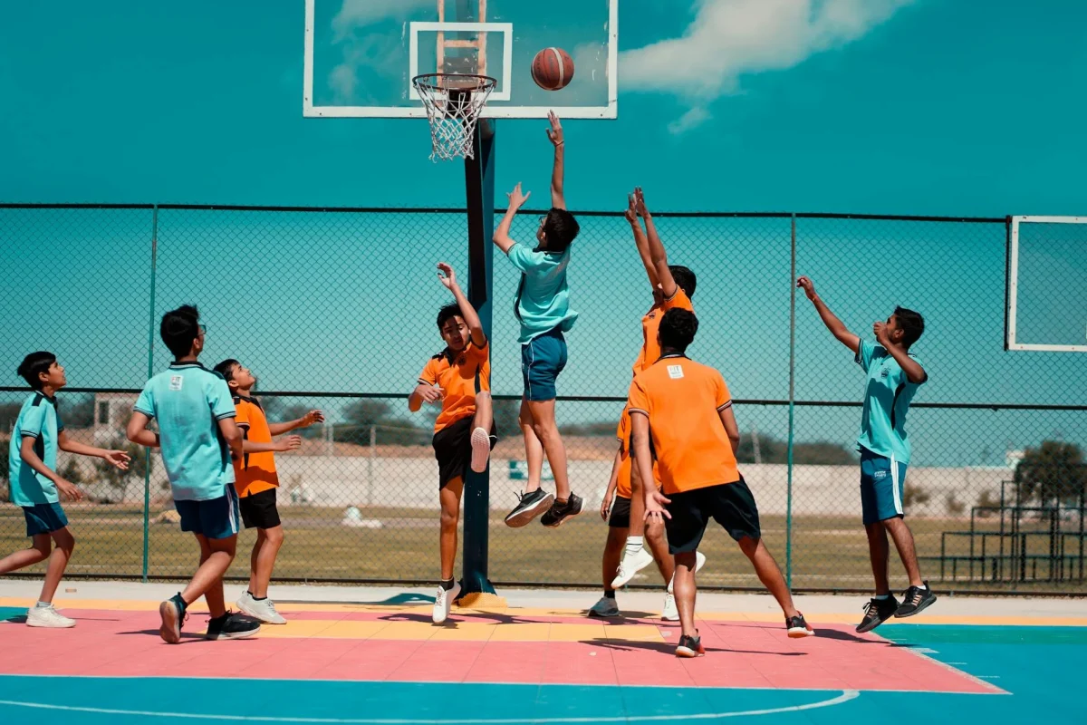 Mengapa Lantai Basket Harus Dipoles? Alasan & Manfaatnya 4 Basketball Rebound Court Floor