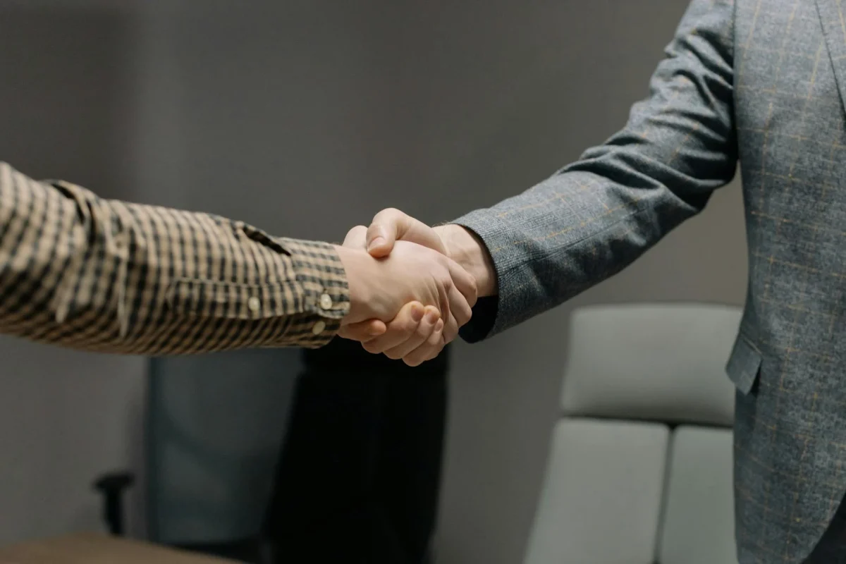 Foto oleh cottonbro studio di Pexels Business Agreement Handshake